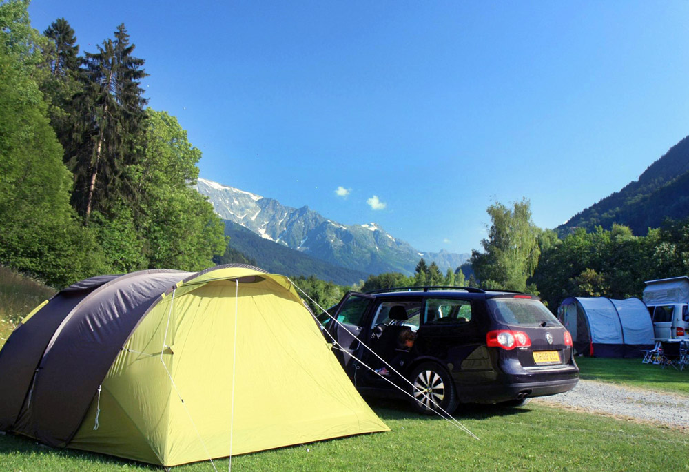 tente et camping car dans un camping en montagne