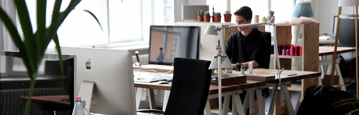 Jeune homme travaillant dans un open-space